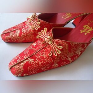 Size 41 Vintage Asian silk slip on red & gold heels.